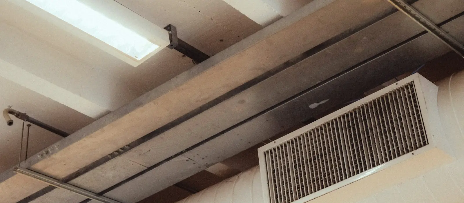 空气过滤器应用场景：通风空调系统风管